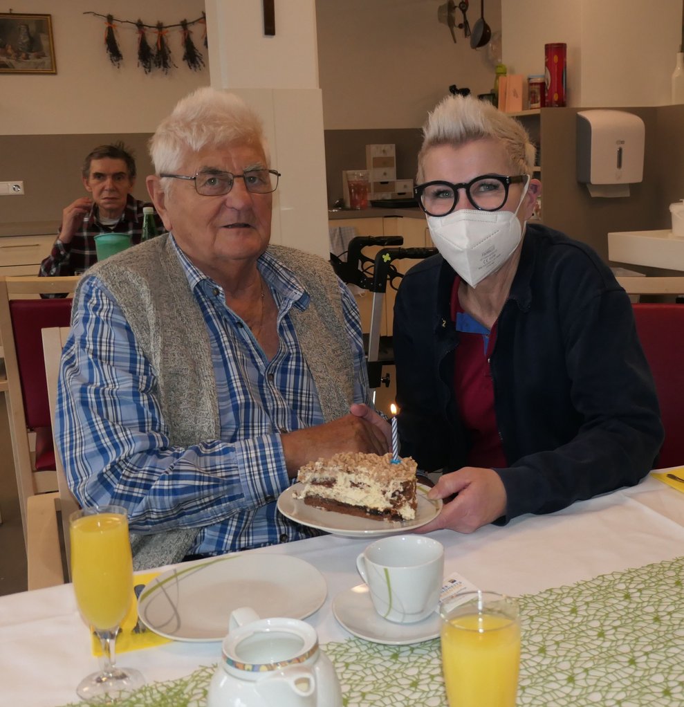Ein Herr und eine Dame mit einem Stück Torte.