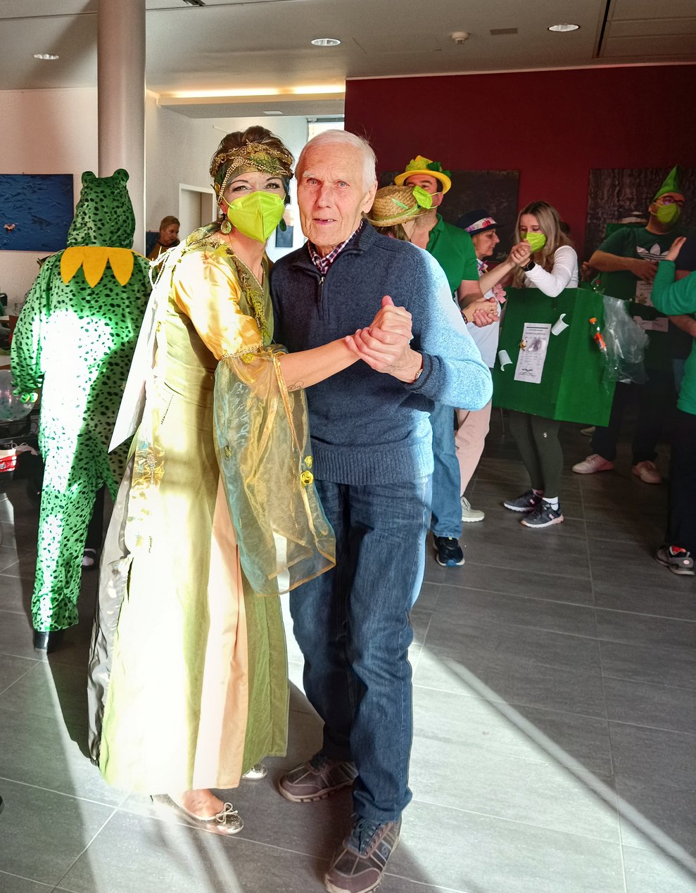 Herr Katzgraber und unsere Esther wagen ein Tänzchen.