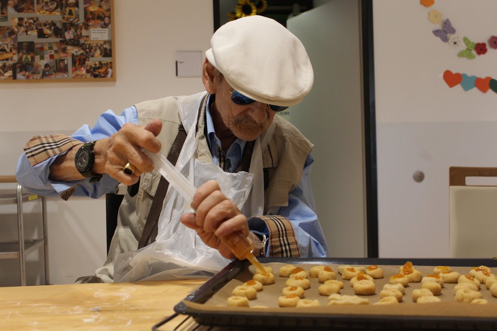 …backen mit den Damen um die Wette.