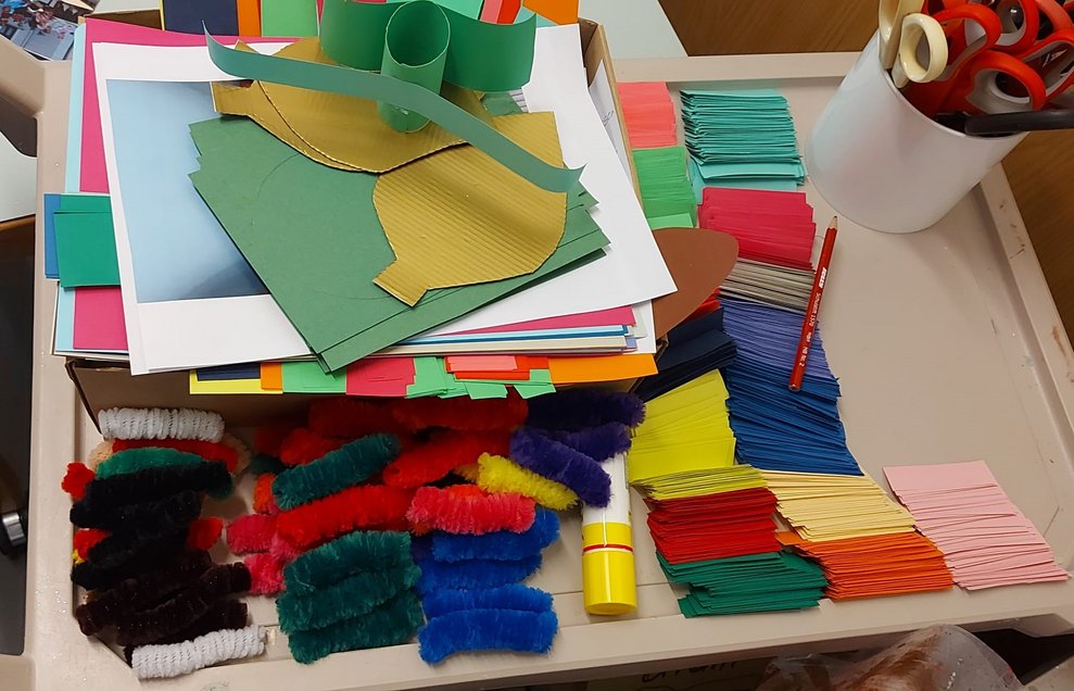 Buntes Papier für die Vorbereitung der Basteleien