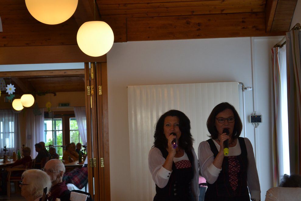 zwei Damen Singen