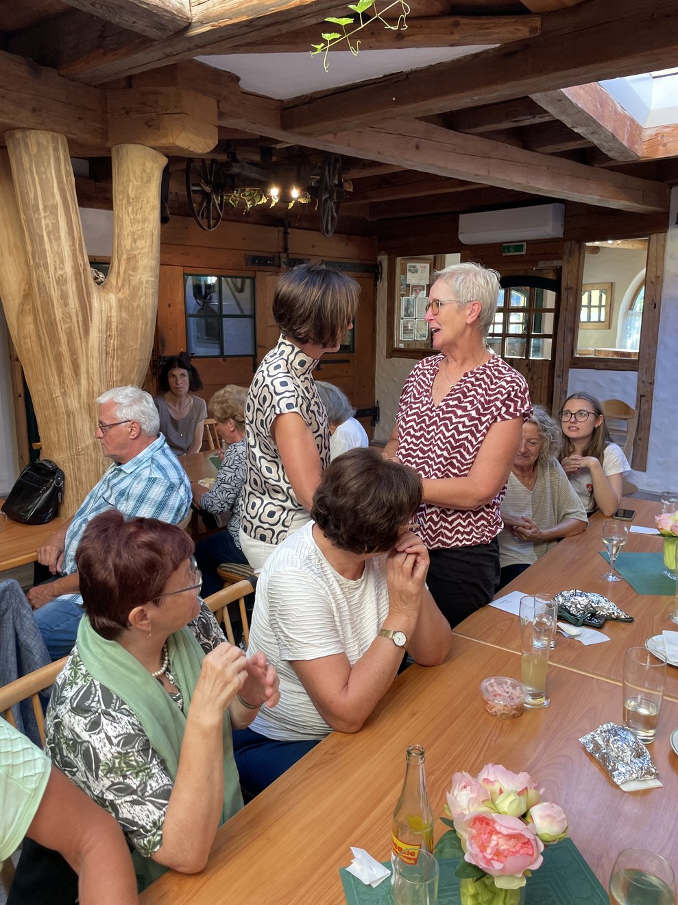 1 Dame schüttelt anderer die Hand