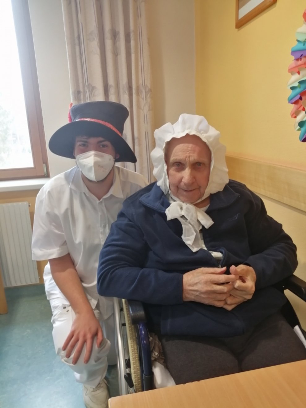 Ein Betreuer und eine Bewohnerin, die verkleidet sind.