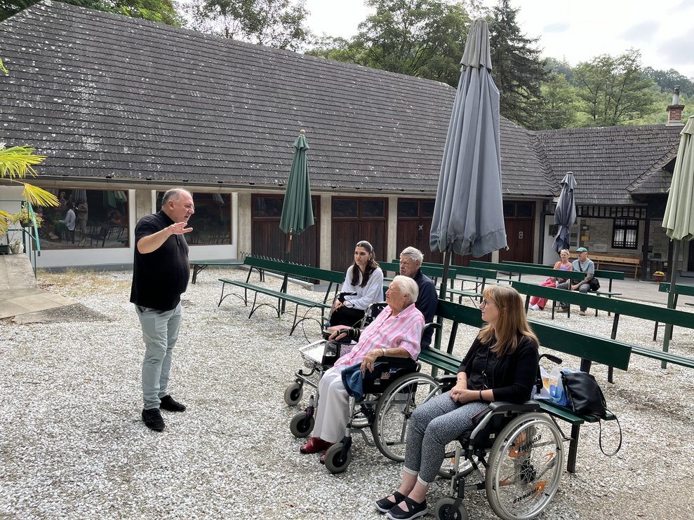 Pater Stani in der Lourdesgrotte