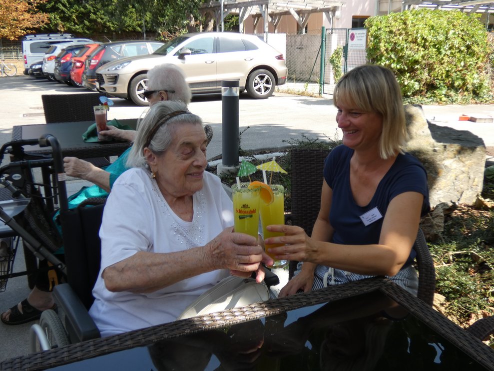 2 Menschen mit Cocktails