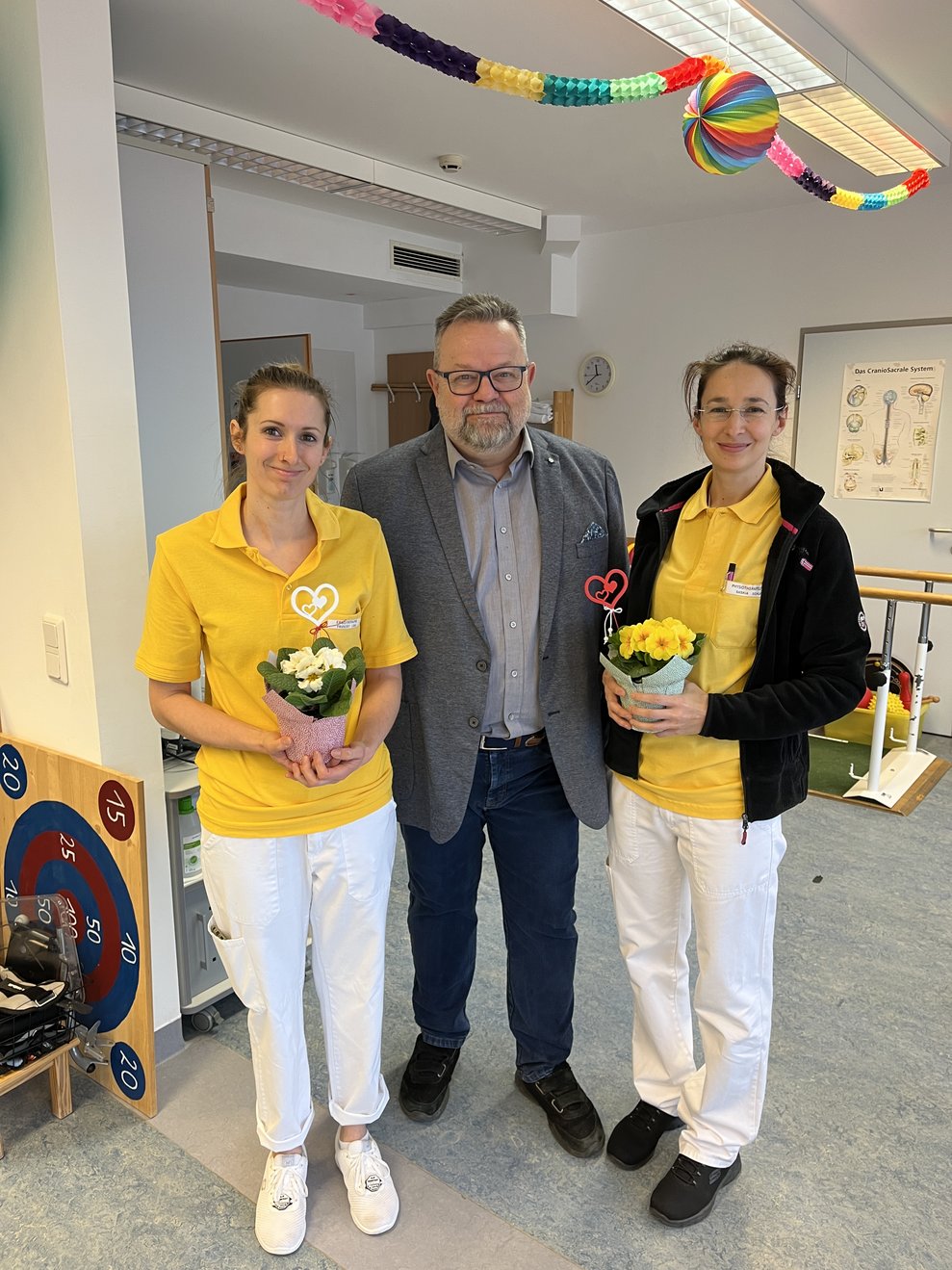 Dir Strozer mit den Physiotherapeutinnen