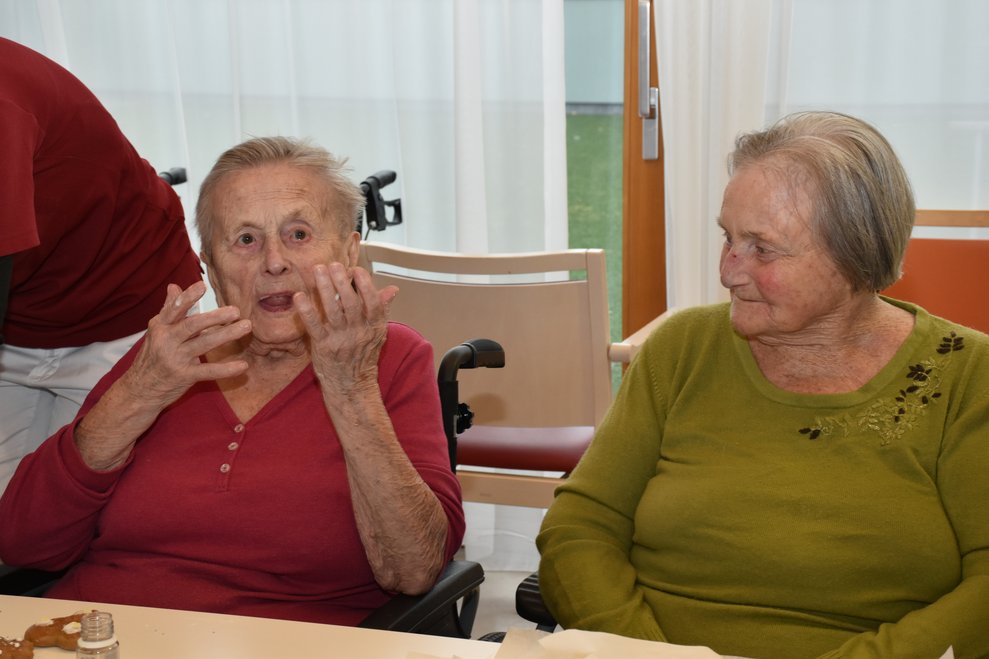 Frau Zwettler, Frau Schlosser.