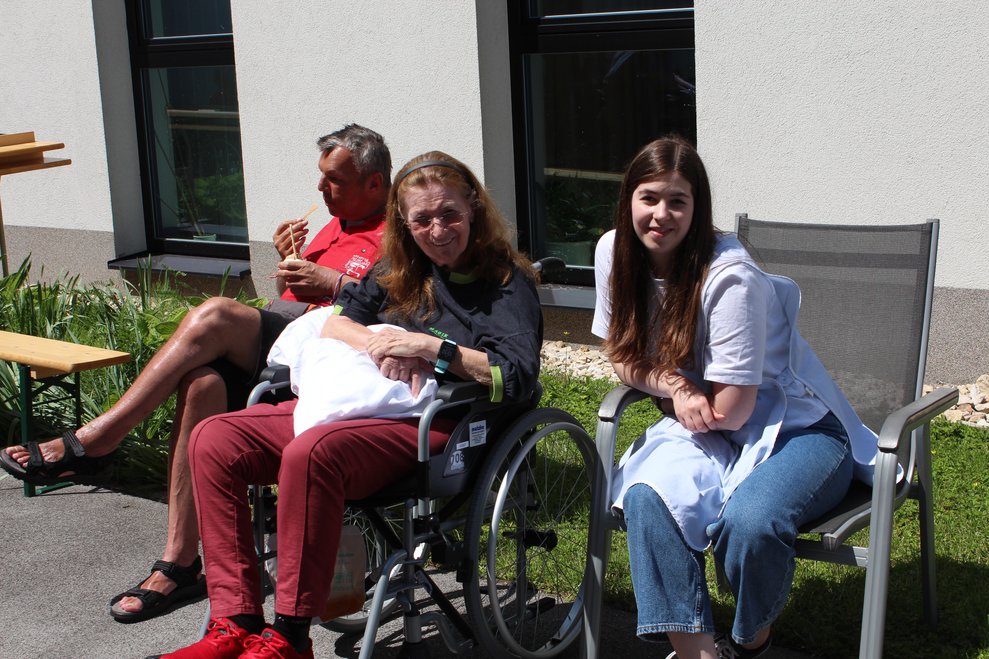 Das strahlende Wetter macht gute Laune und bringt immer mehr BewohnerInnen, KlientInnen und MitarbeiterInnen dazu, sich im Garten einzufinden.
