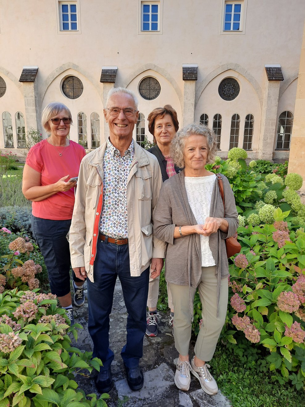Einige Personen im Stiftsgarten