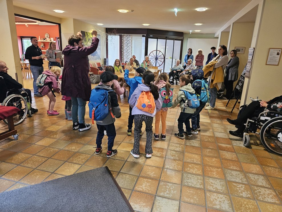 Als Dankeschön, sangen und tanzten die Kinder für alle anwesenden Bewohnerinnen und Bewohner.