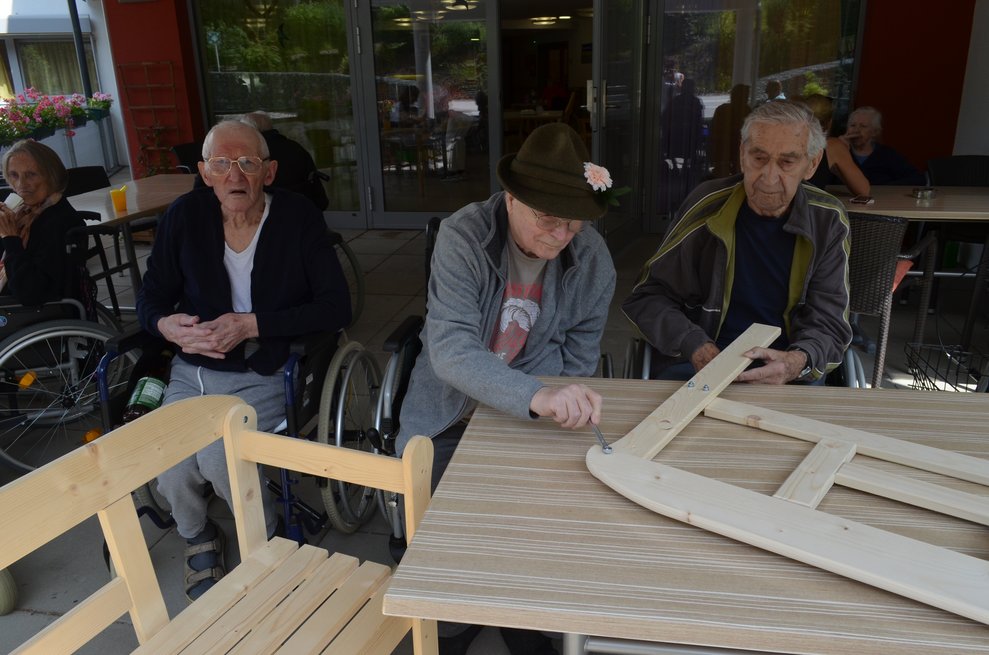 die Holzbank entsteht