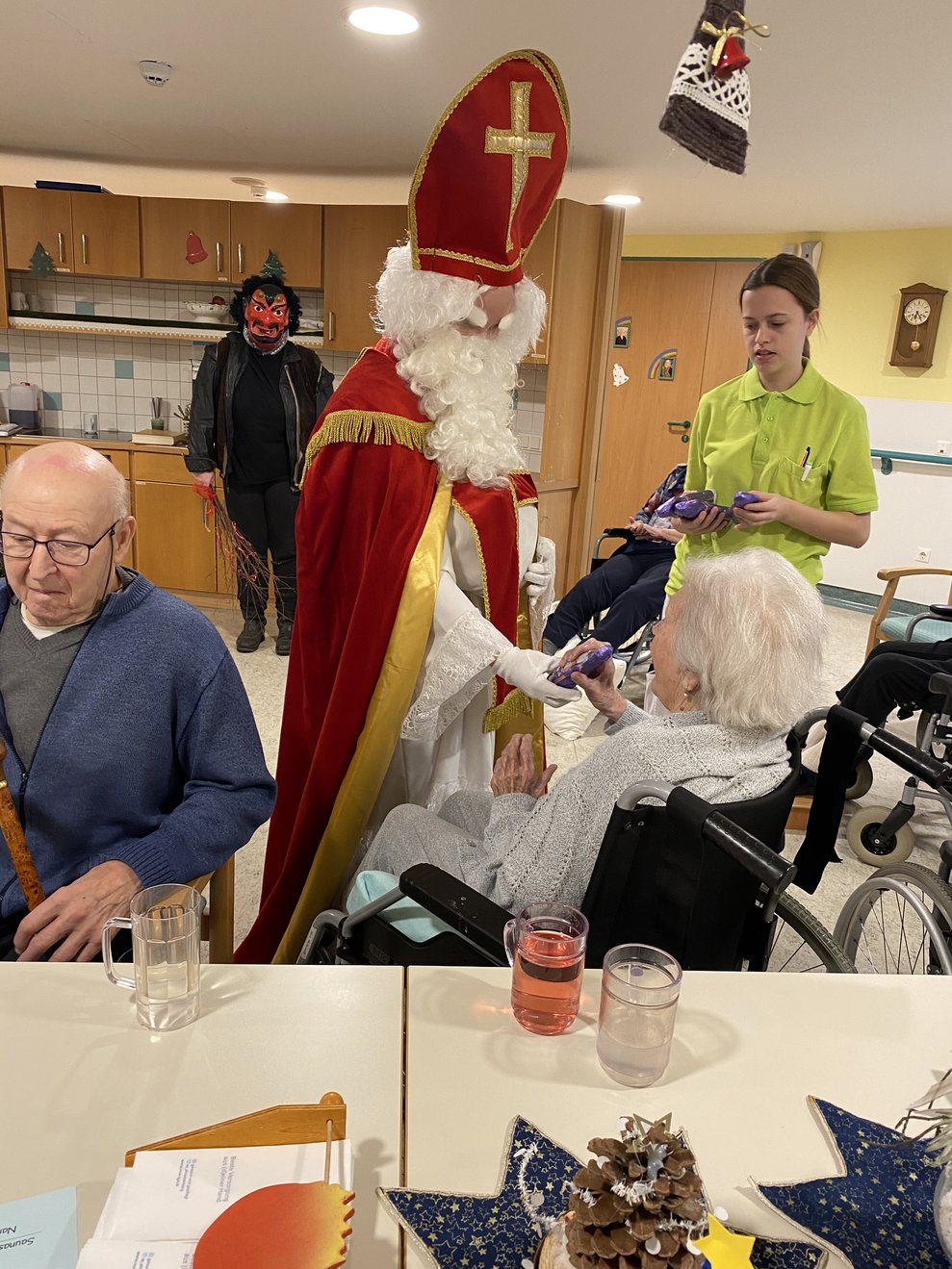 Bischof Nikolaus zieht durchs Haus