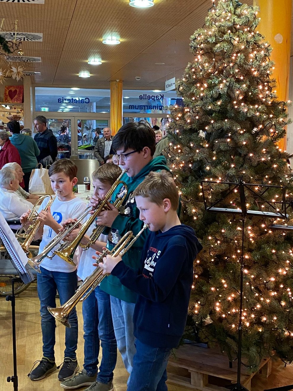 Kinder spielen Weihnachtslieder mit ihren Instrumenten