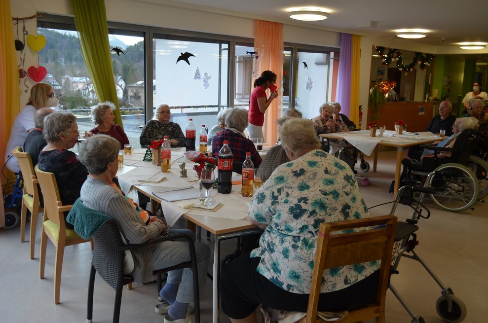 Bewohner im Speisesaal