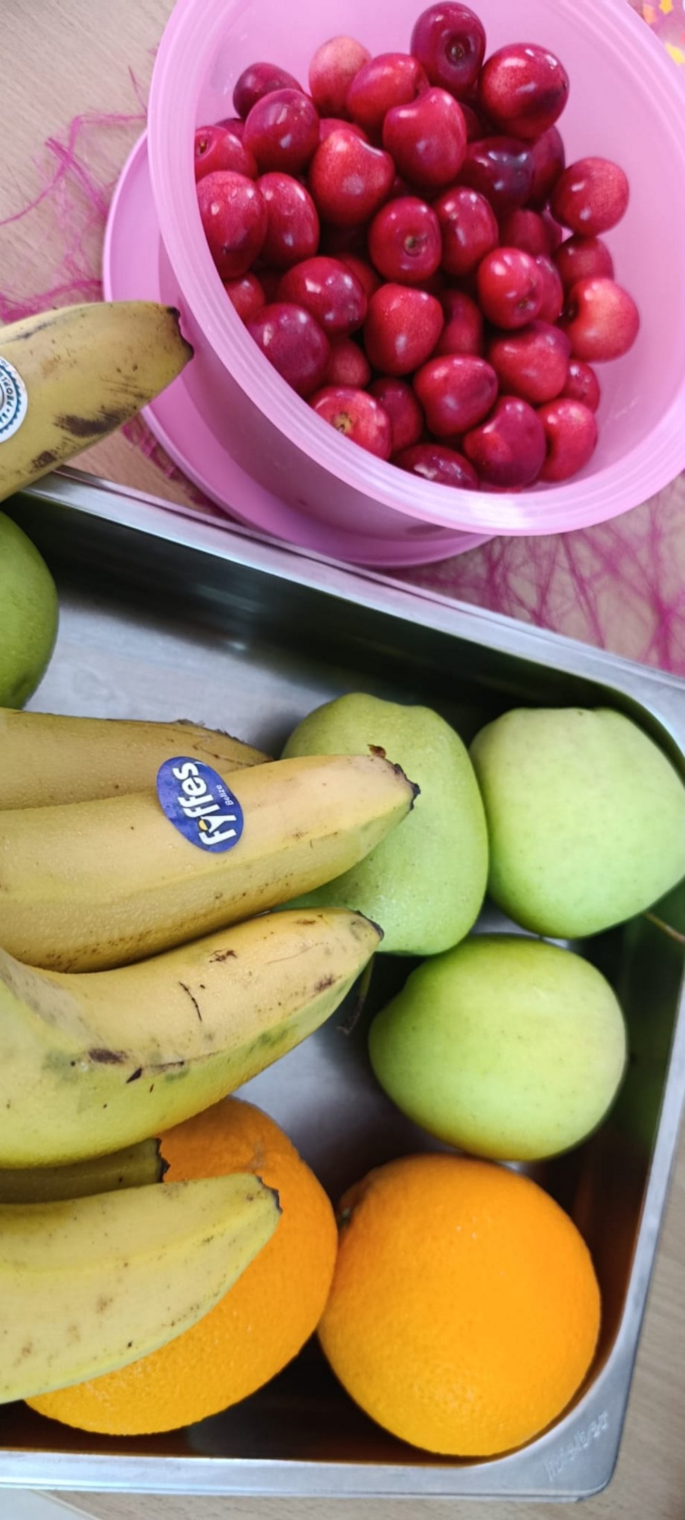 Obst (Kirschen, Orangen, Äpfel, Bananen).