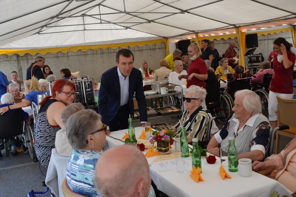 Direktor spricht mit BewohnerInnen.