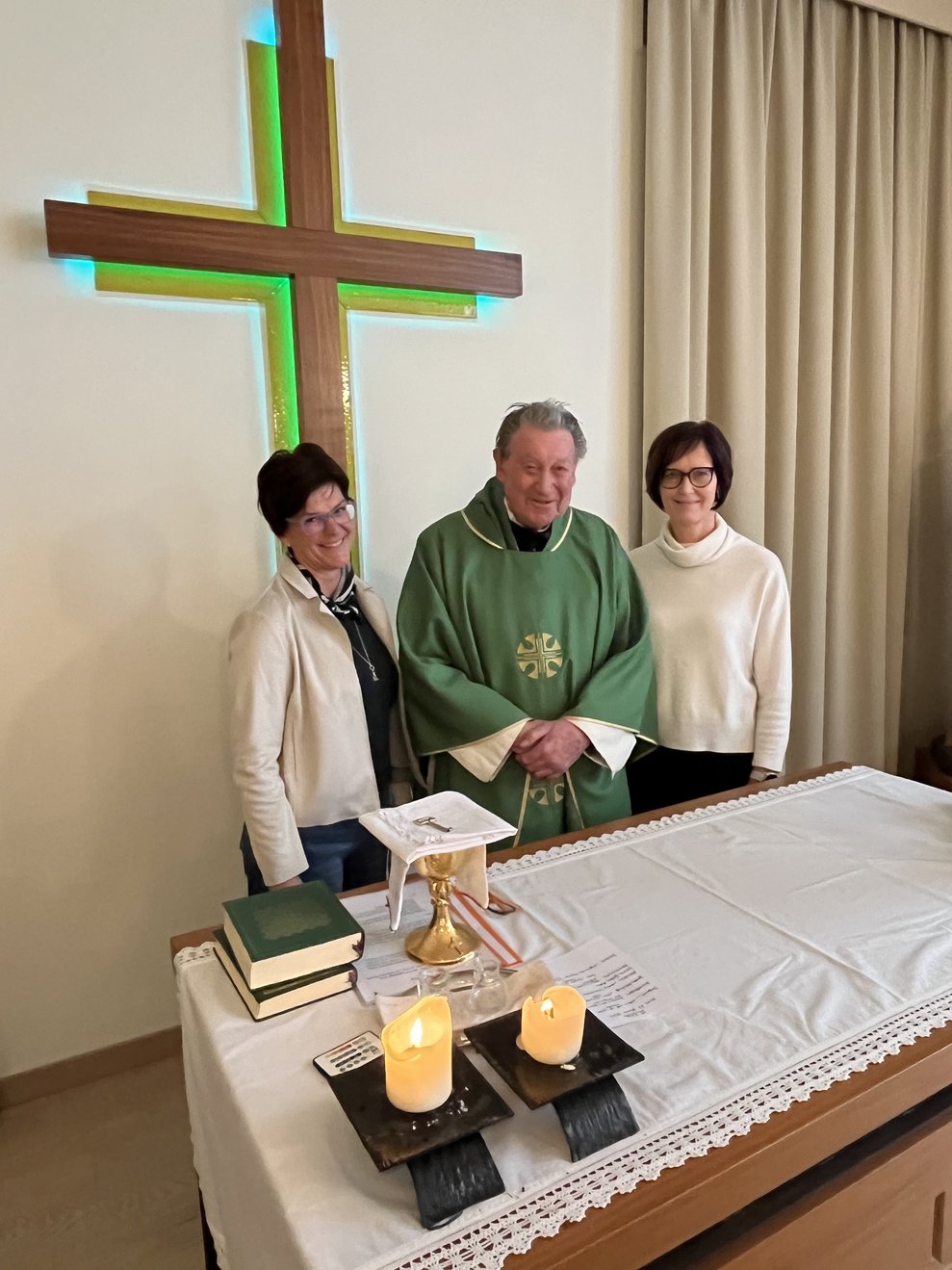 Pflegedirektorin und kaufmännische Direktorin mit Hrn. Pfarrer