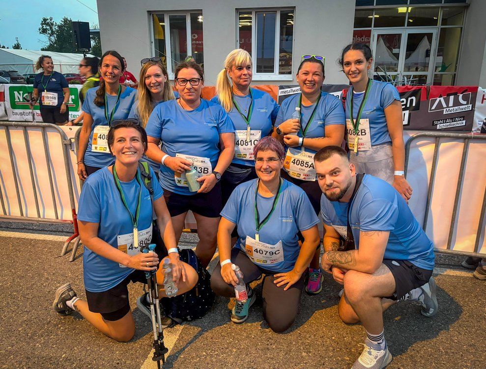 Gruppenfoto von den WalkerInnen im Ziel.