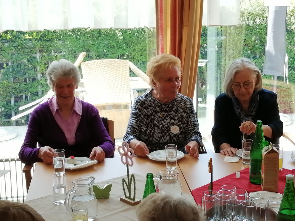 3 Damen bei Tisch.