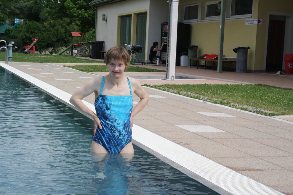 Frau steht im Wasser