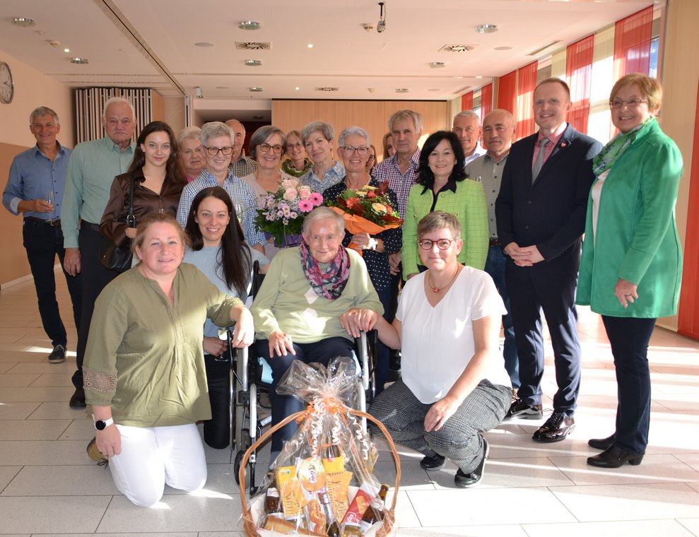 Ein Gruppenfoto mit der Jubilarin.