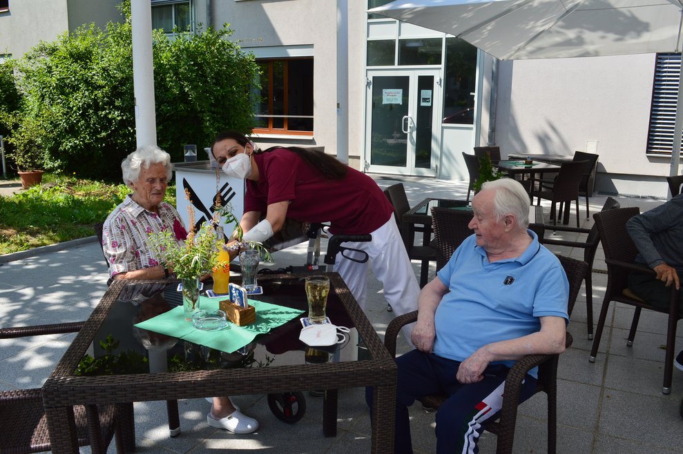 Conny bewirtet unsere Gäste.