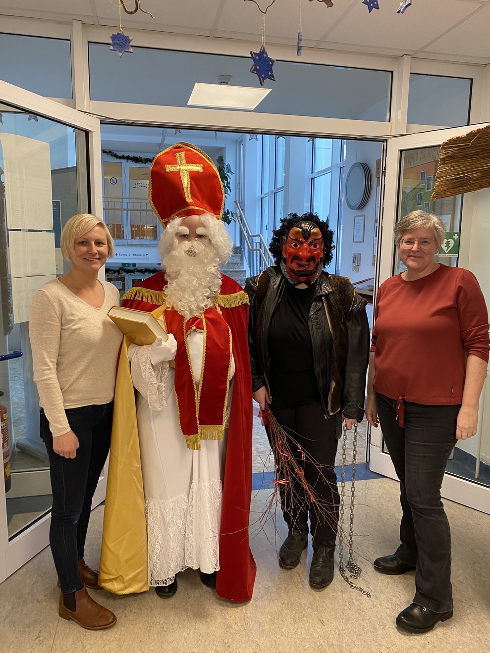 der Krampus und Nikolaus statteten auch einen Besuch bei Kaufmännischer Direktorin und Pflegedirektorin ab
