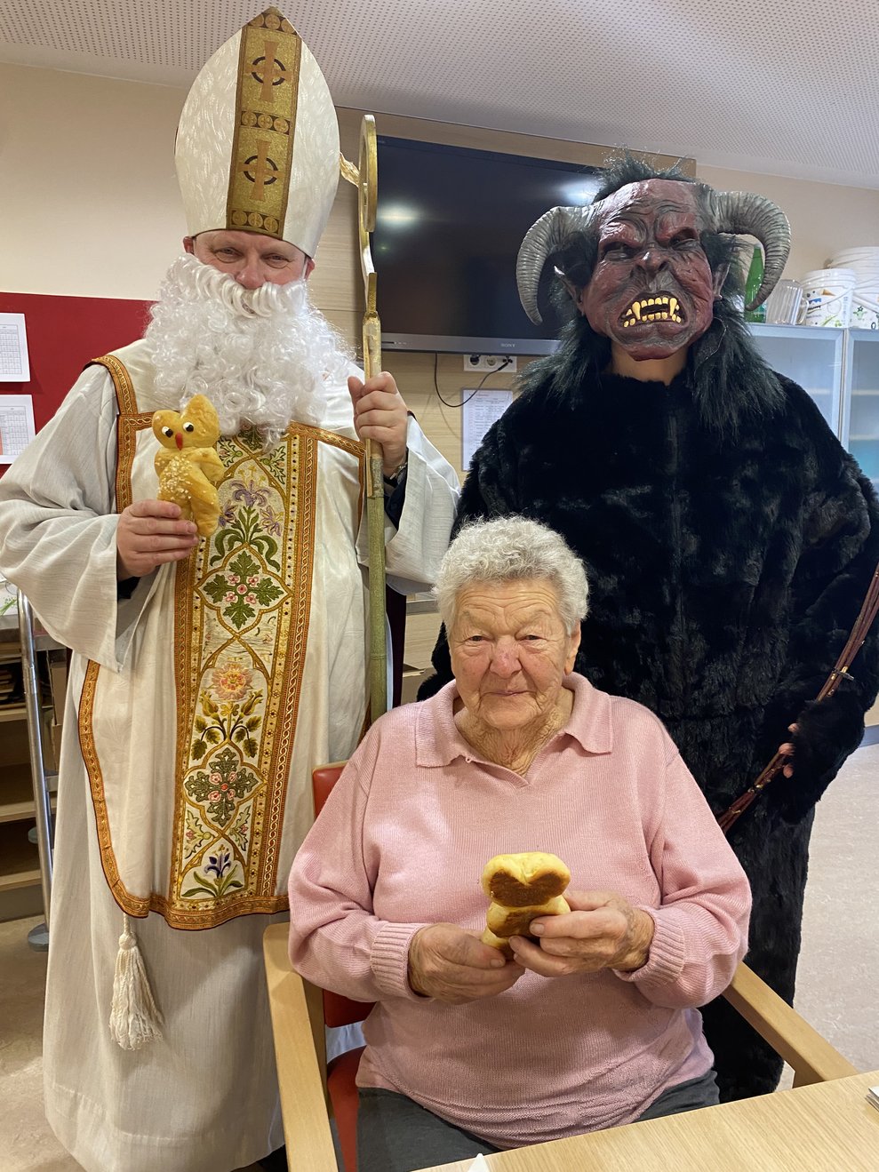 Alle bekommen einen gebackenen Krampus geschenkt.