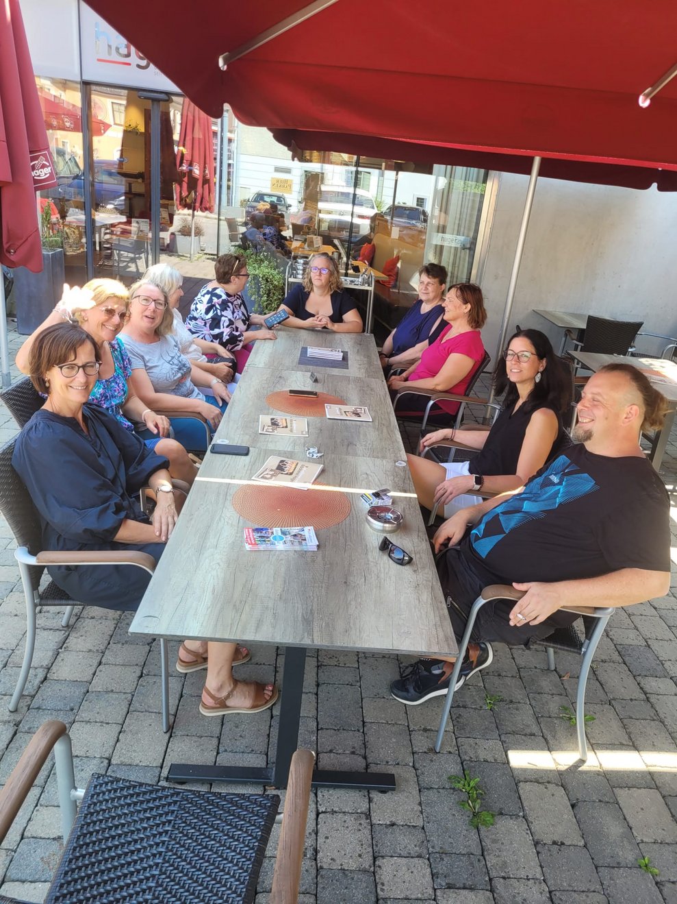 Einige Personen bei Tisch.