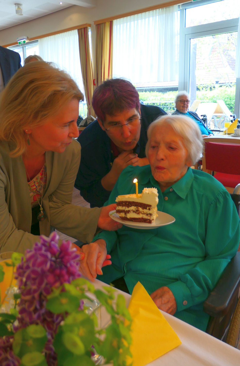 Drei Damen mit einem Stück Torte.