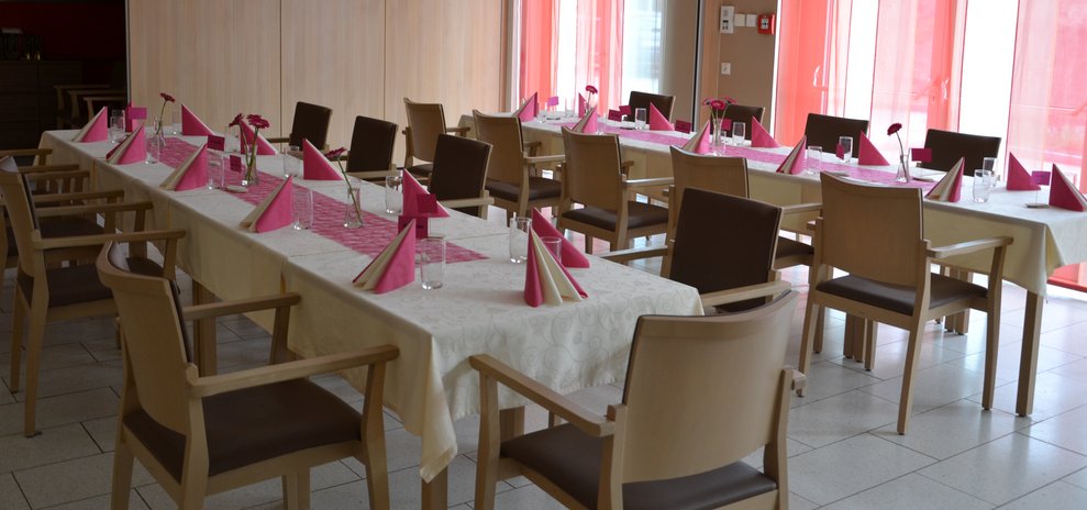 Die Tische wurden in rosa und creme wunderschön dekoriert.