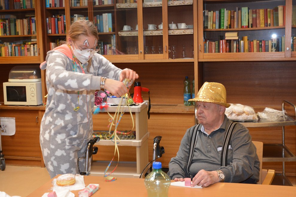 Unsere Ergotherapeutin Kathy als Hase verkleidet.