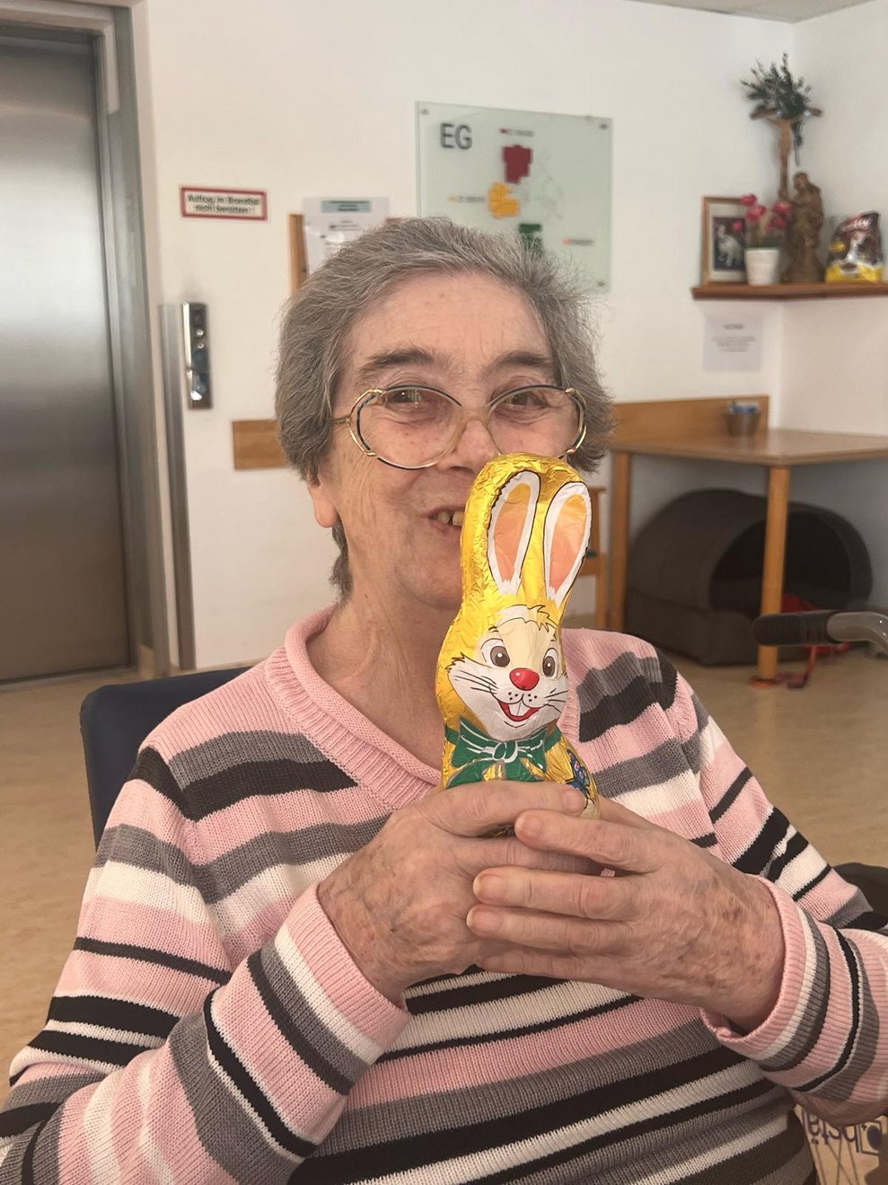 Frau mit Schokohasen
