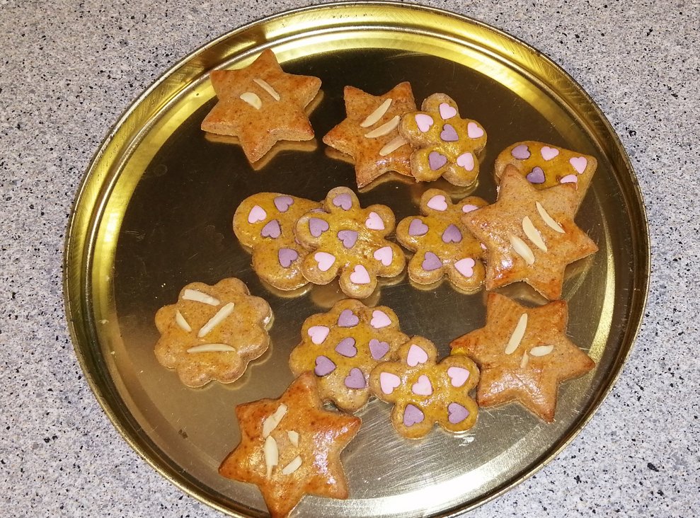 Jetzt den Teig ca. 3 mm dick ausrollen und für die Linzer Augen Oberteile mit Löchern und Böden ohne Löcher ausstechen und die Kekse ca. 10 min backen.