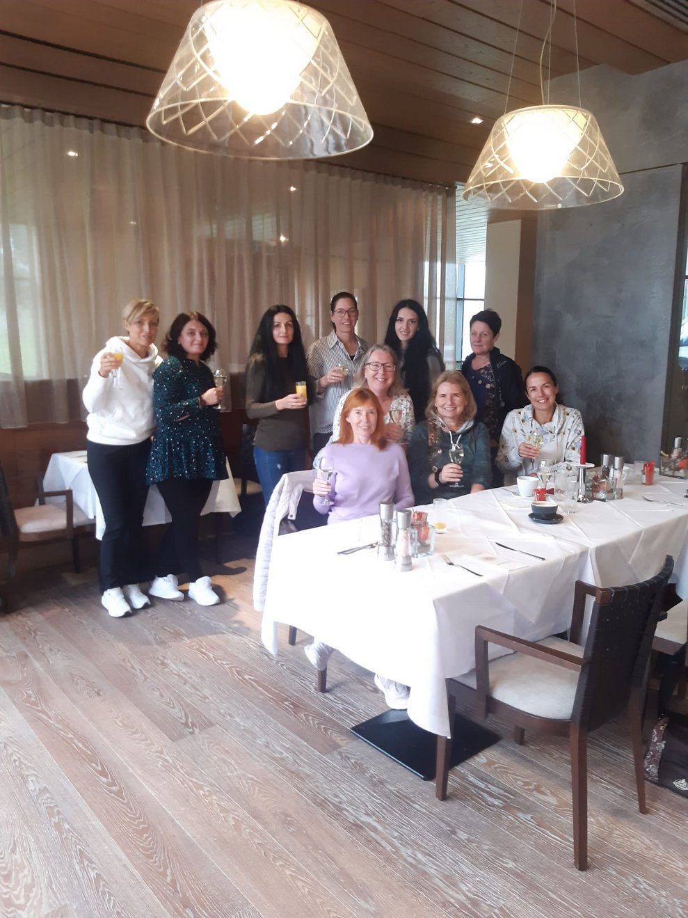 Gruppenfoto beim Frühstück.