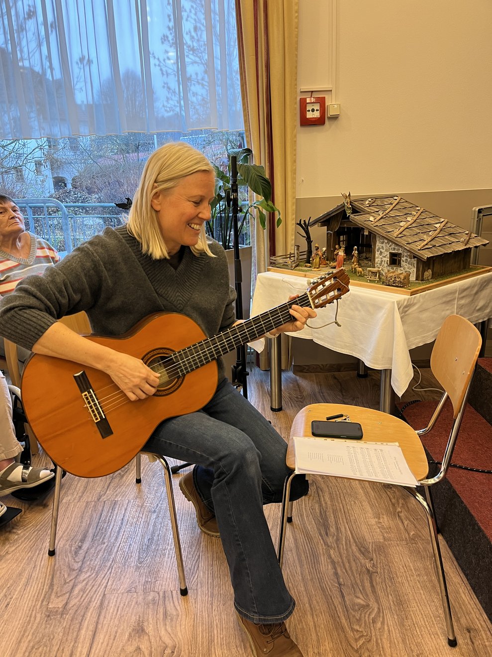 Lehrerin mit Gitarre beim Singen