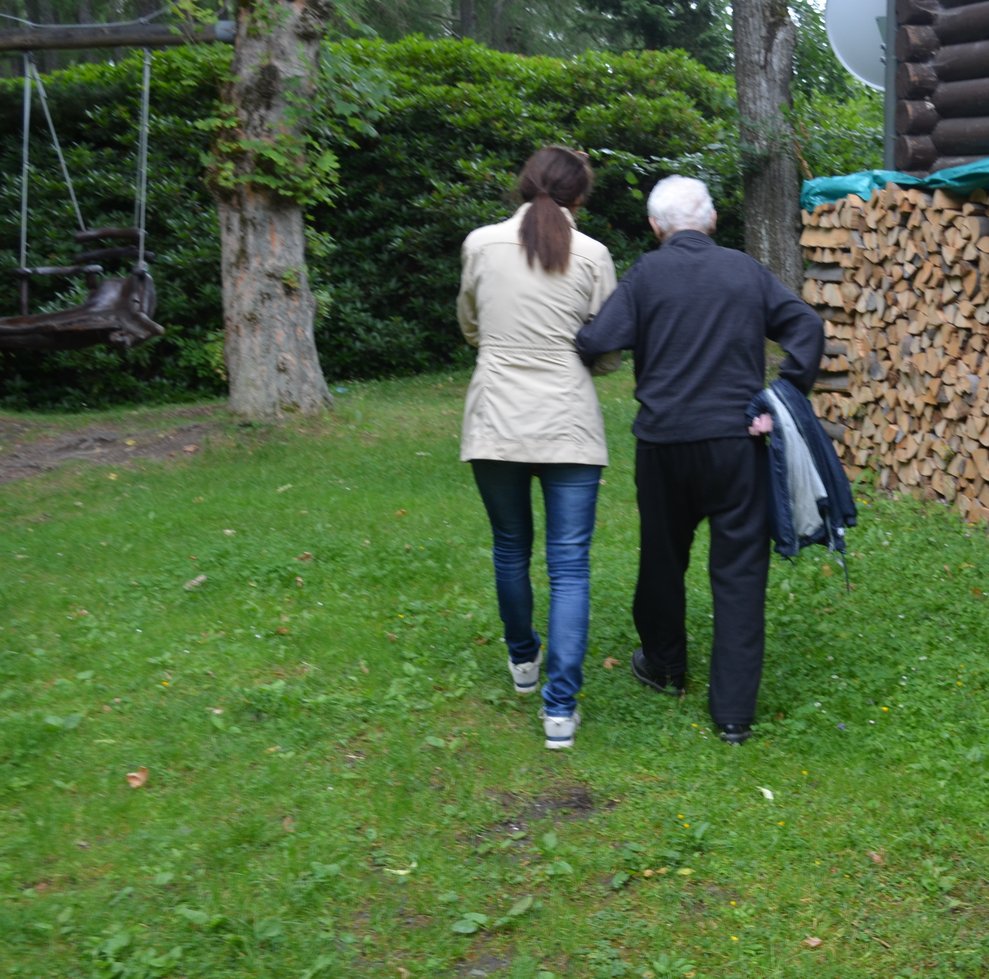 Bewohner und Alltagsbegleitung spazieren