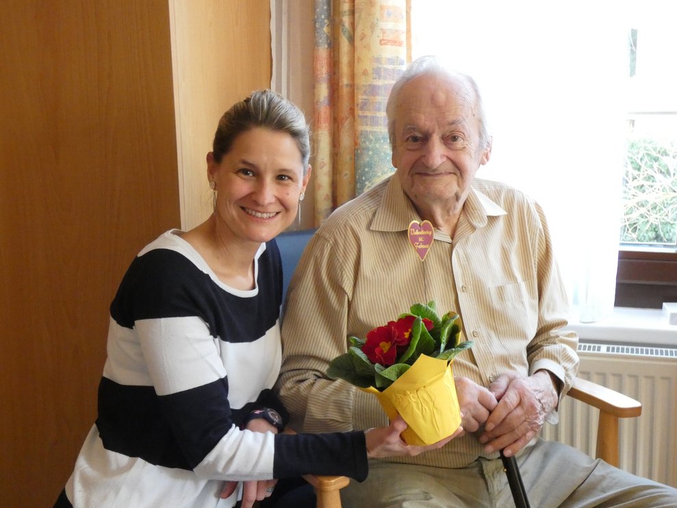 Andrea Schmuckenschlager mit Bewohner