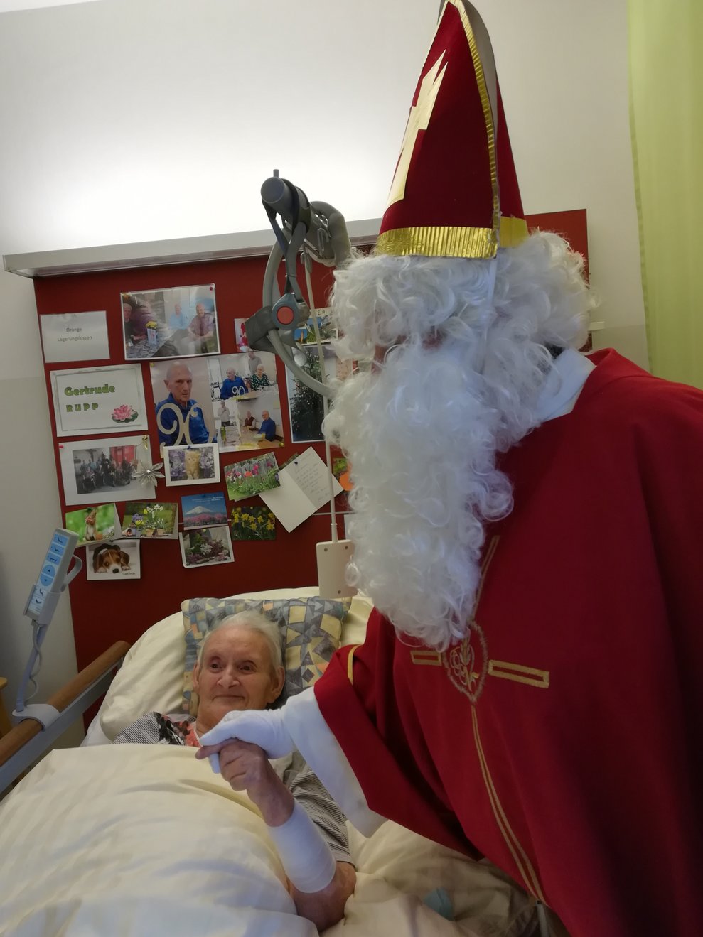 Frau Rupp drückt die Hand vom Nikolaus.