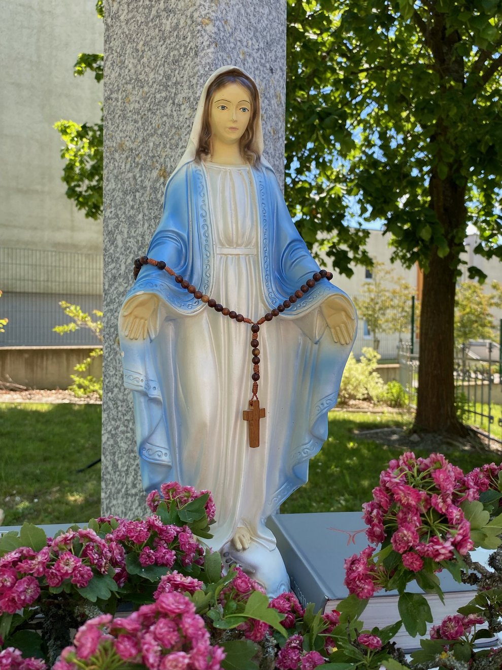die Madonna Statue vom Haus