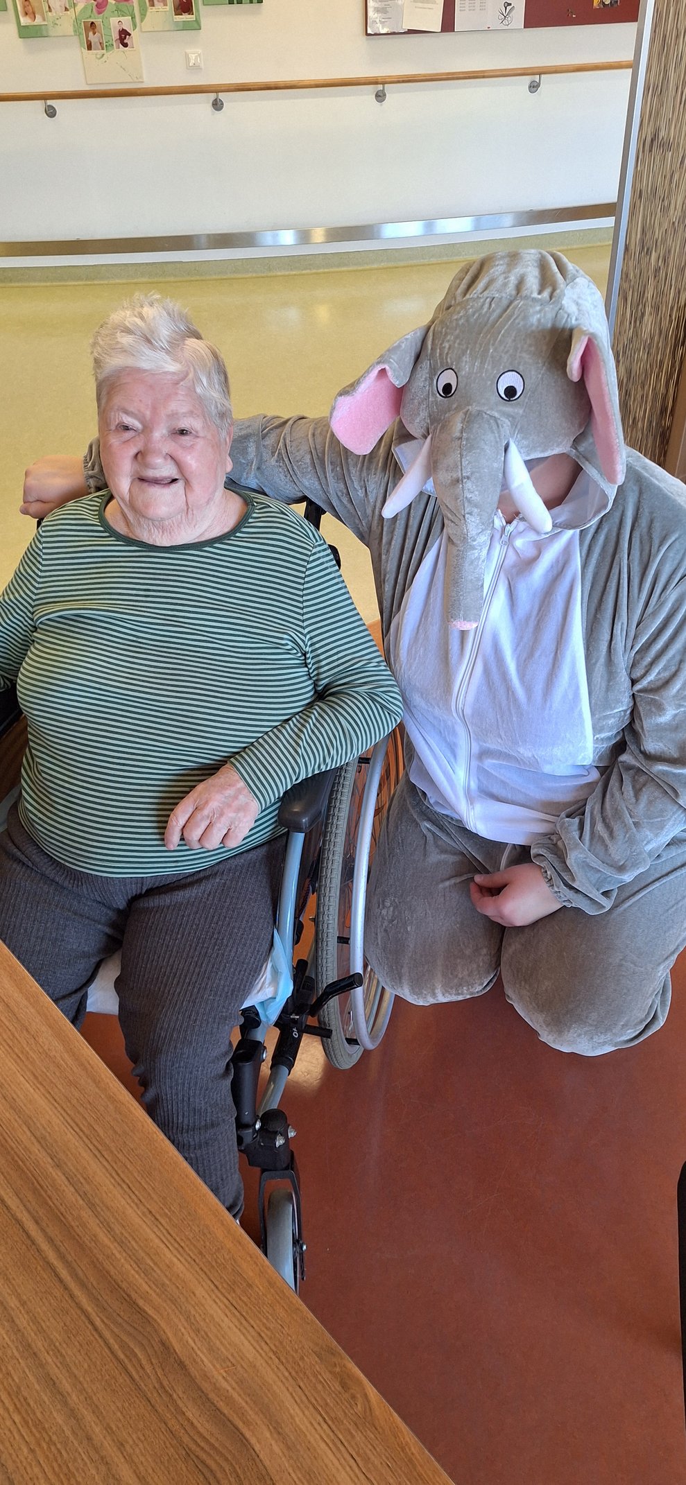 Frau Schwarz und Benjamin Blümchen sind auf der selben Wellenlänge, was gute Laune und Humor betrifft.
