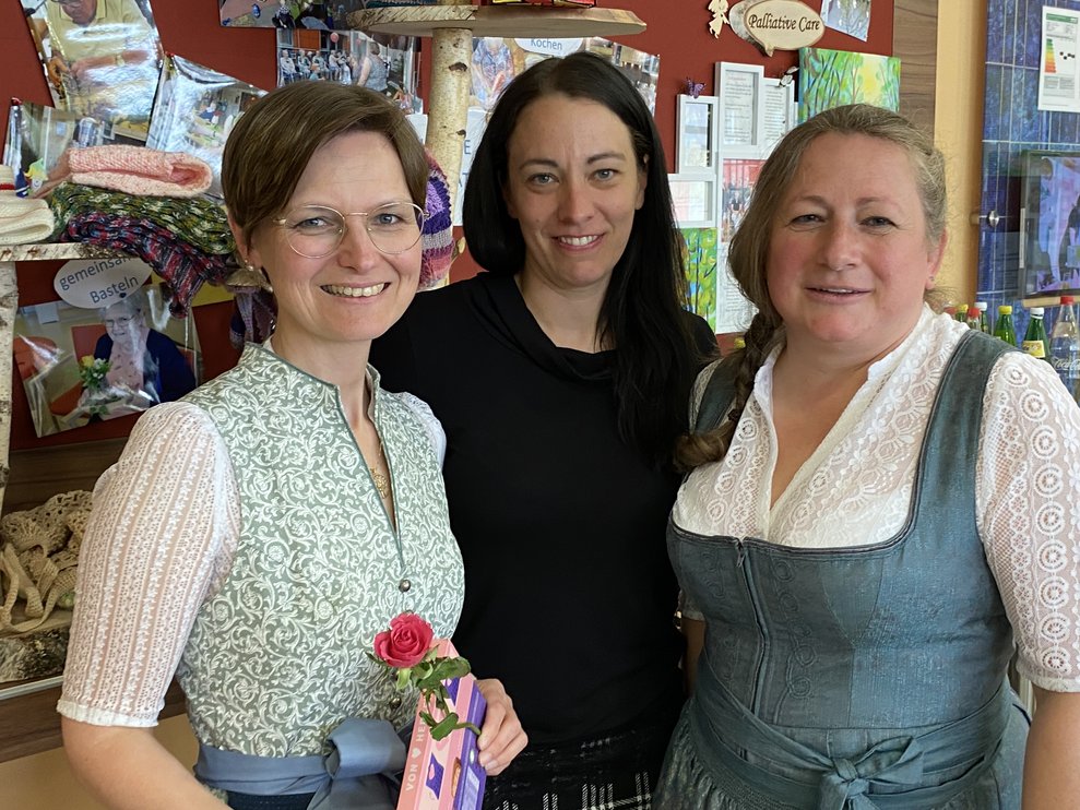 WBL Christiane und Susanne freuen sich über die Rose.