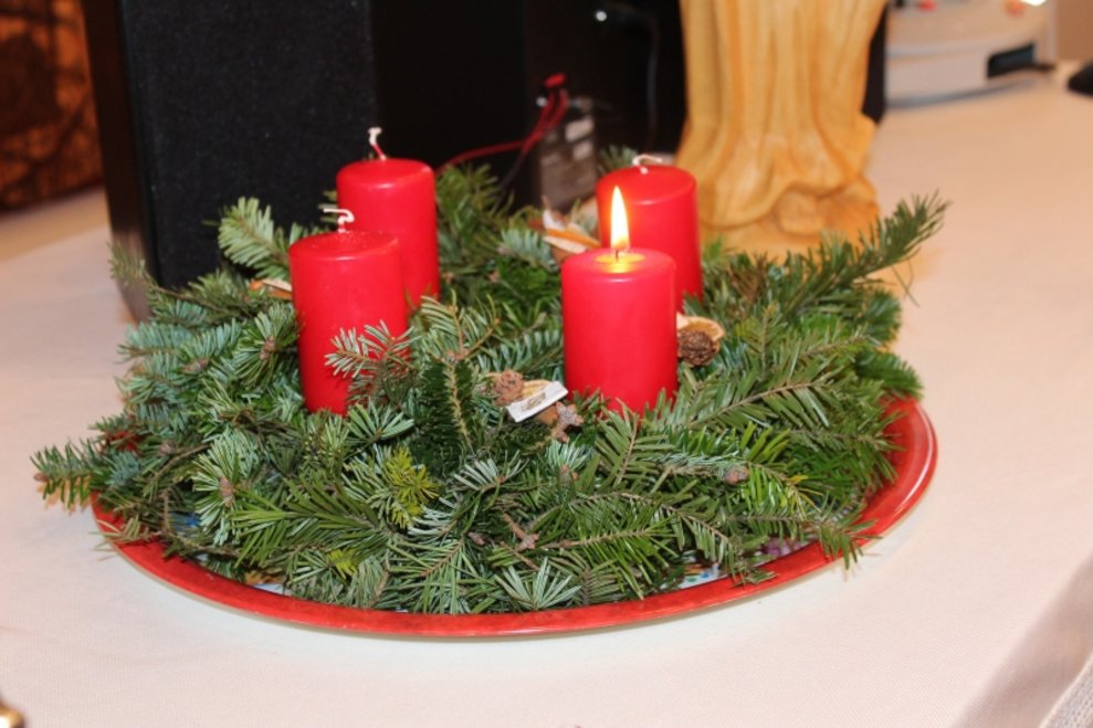 Ein Adventkranz.