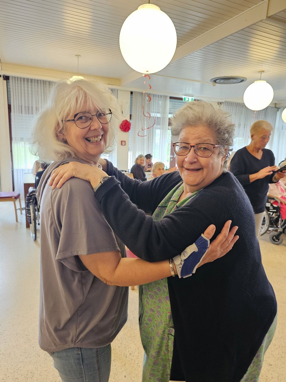 Frau P. mit ehrenamtlicher Mitarbeiterin Andrea.