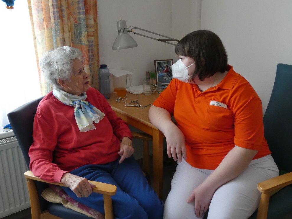 FSJ Nina mit einer Bewohnerin