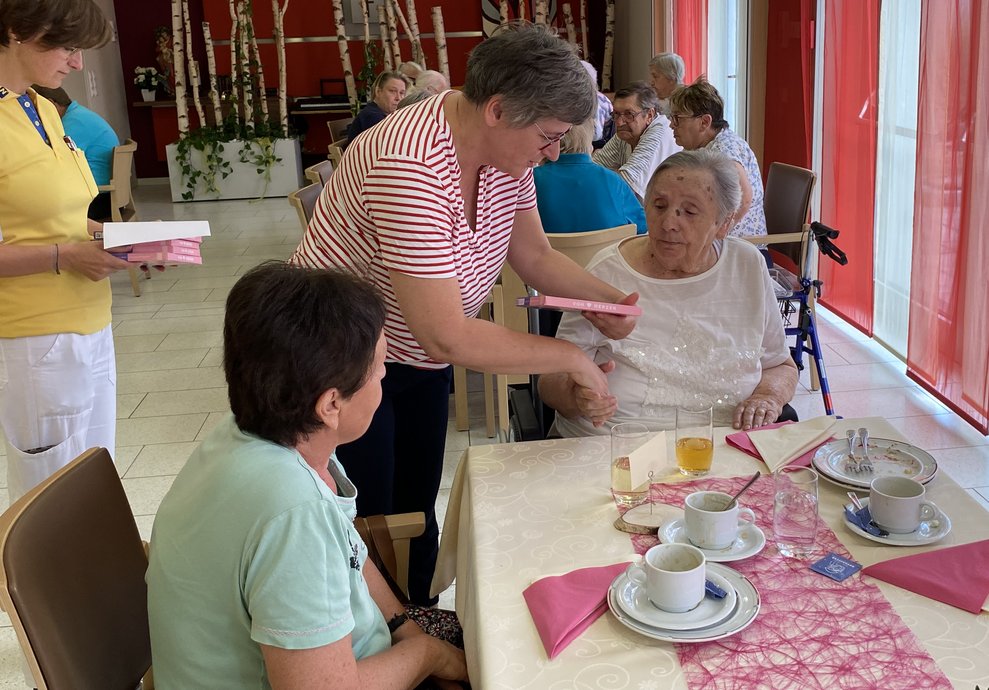 Fr. Ertelthaler feiert ihren 89. Geburtstag mit ihren Kindern.