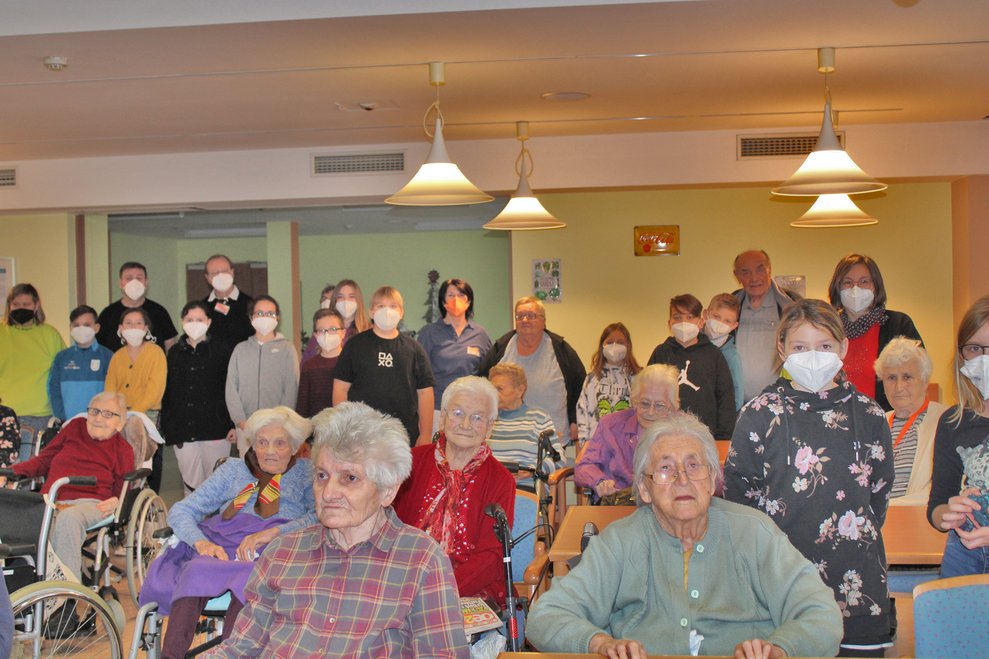 SchülerInnen singen mit BewohnerInnen