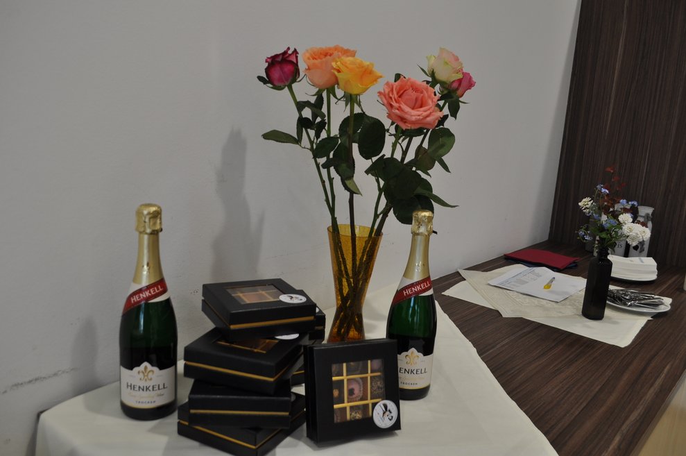 Rosen, Sekt und Pralinen