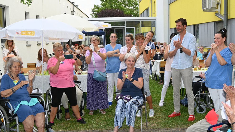 Eine einstudierte Choreo von unserer Alltagsbegleitung mit unseren Bewohnern.