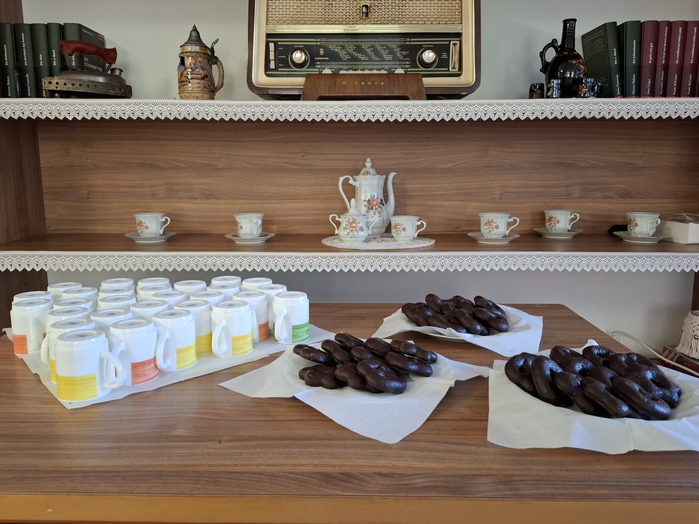 Mit Lebkuchen und Tee stimmen wir uns auf einen interessanten Vortrag ein.